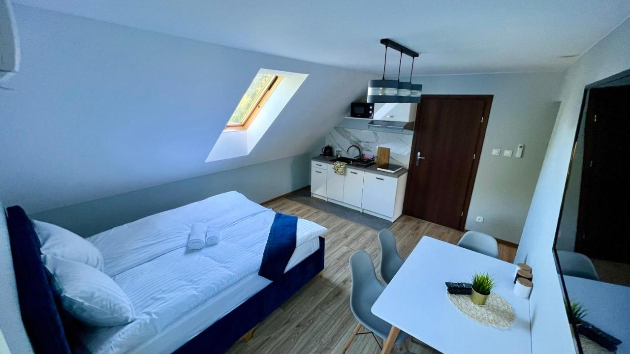 Aparthotel W Dolinie Stawow Zator By Housine Las Buitenkant foto
