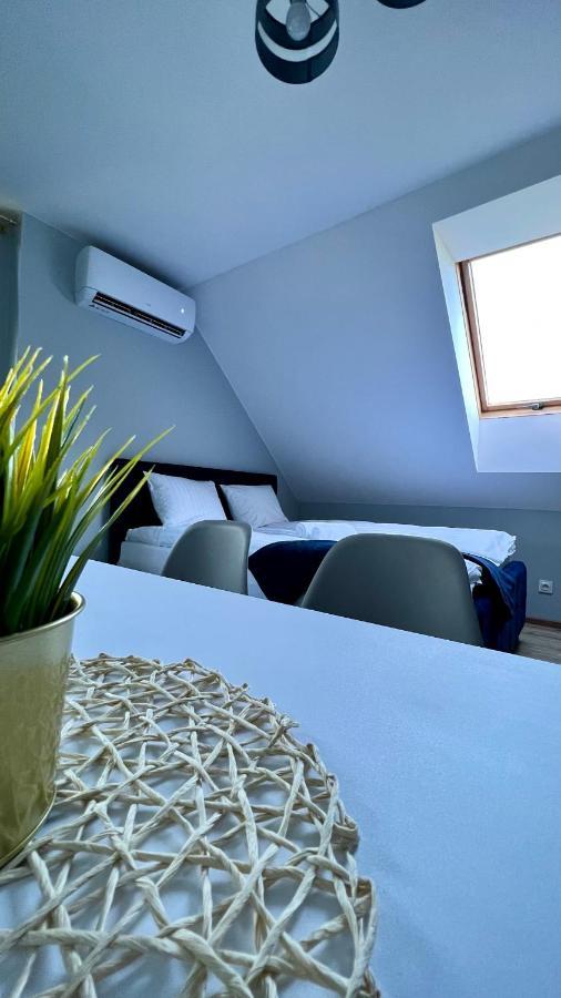 Aparthotel W Dolinie Stawow Zator By Housine Las Buitenkant foto