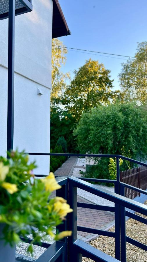 Aparthotel W Dolinie Stawow Zator By Housine Las Buitenkant foto