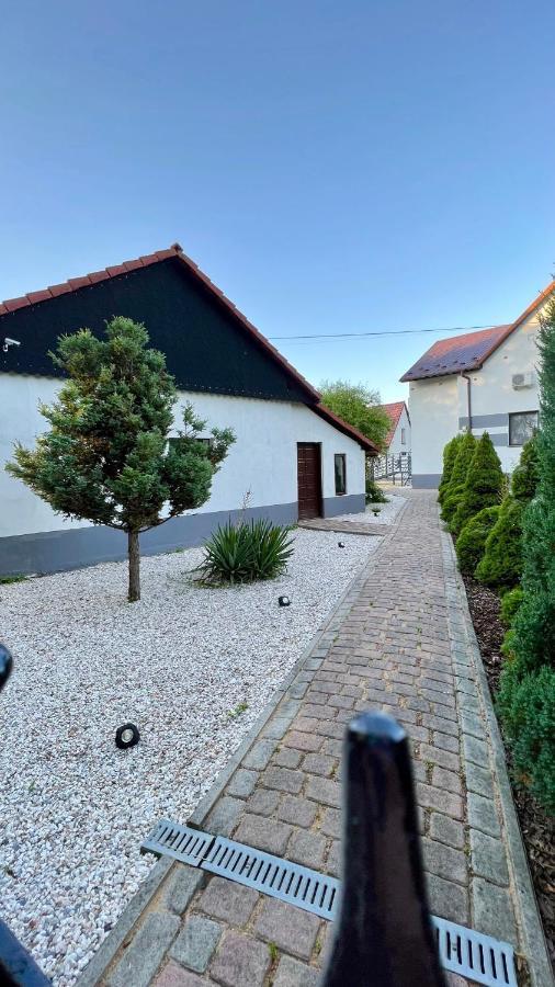 Aparthotel W Dolinie Stawow Zator By Housine Las Buitenkant foto